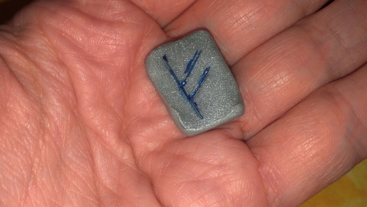 amuleta runelor pentru a atrage bogăția