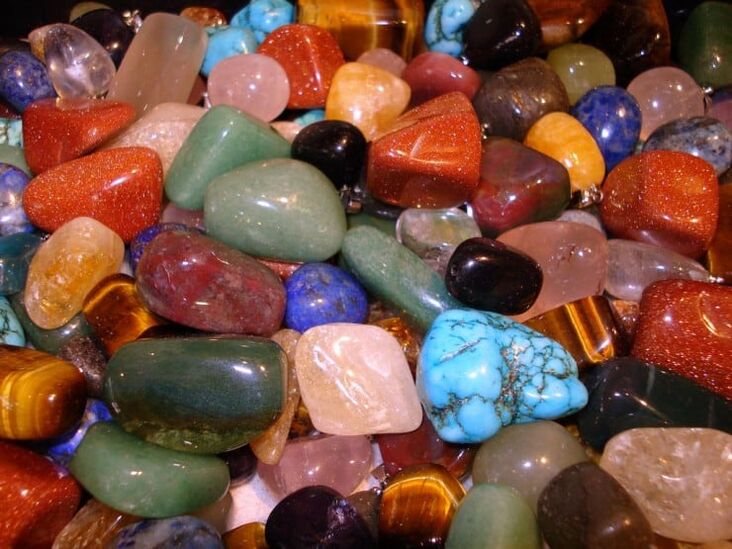 pietre colorate ca talismane ale norocului