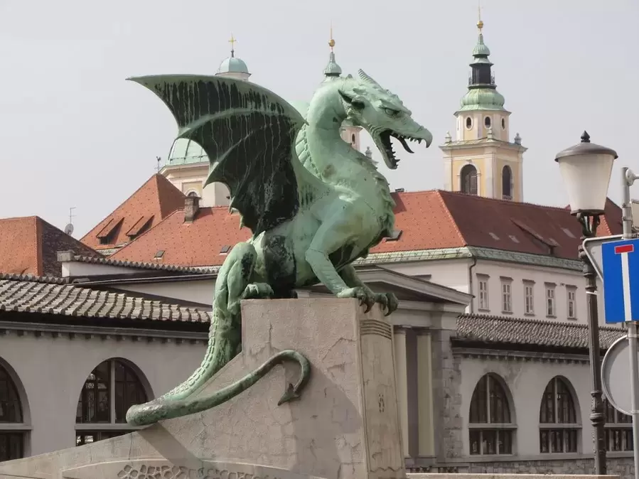 noroc amuletă - dragon